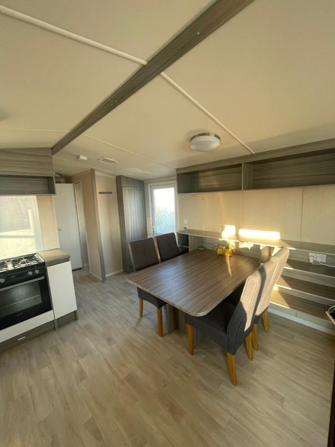 Delightful 6 Berth Holiday Home With Decking Area Chichester Eksteriør bilde